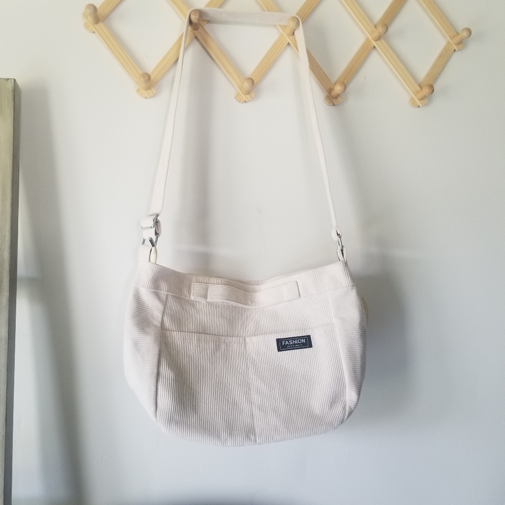 NWOT FASHION INSTINCT CREAMY WHITE CROSSBODY PURSE WITH CORD CASE